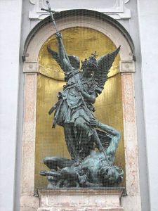 450px-St.-Michael-München-1